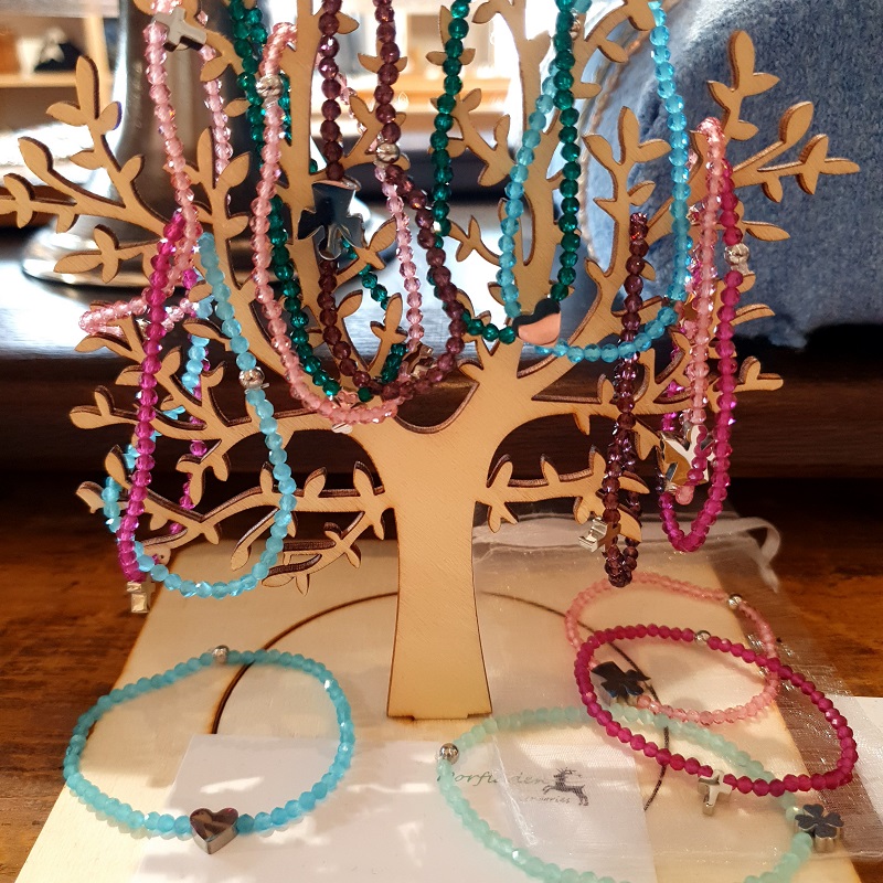 Armbänder aus Perlen mit Edelstahlanhänger in verschiedenen Farben